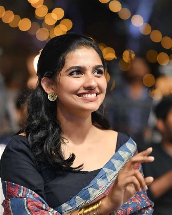 20+ Mamitha Baiju Photos Find Latest HD Images, Pictures, Stills