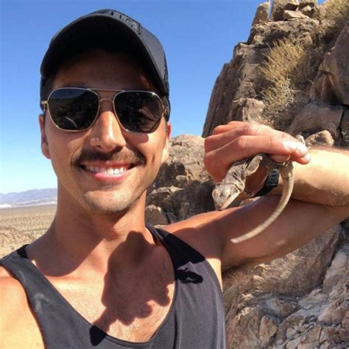 9 Potret Taylor Zakhar Perez, Bintang Baru The Kissing Booth 2