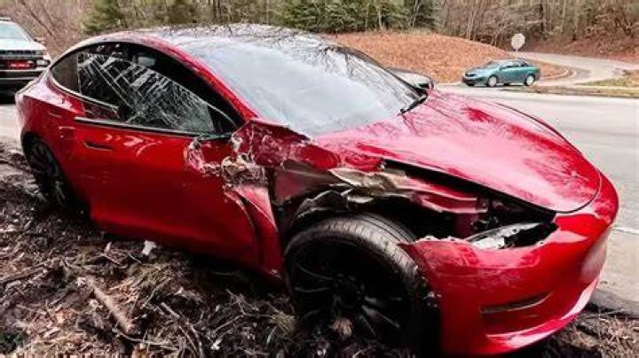 A crashed Tesla on the northbound lanes of SH1 just past Market Rd in Auckland. Photo / George Block