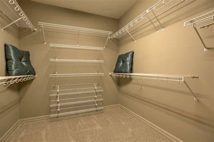 closet nook wire shelves