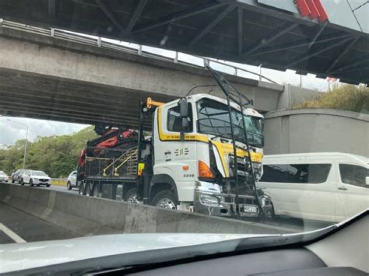 Crashes cause delays in Christmas traffic across North Island