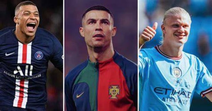 Current soccer players with number 6