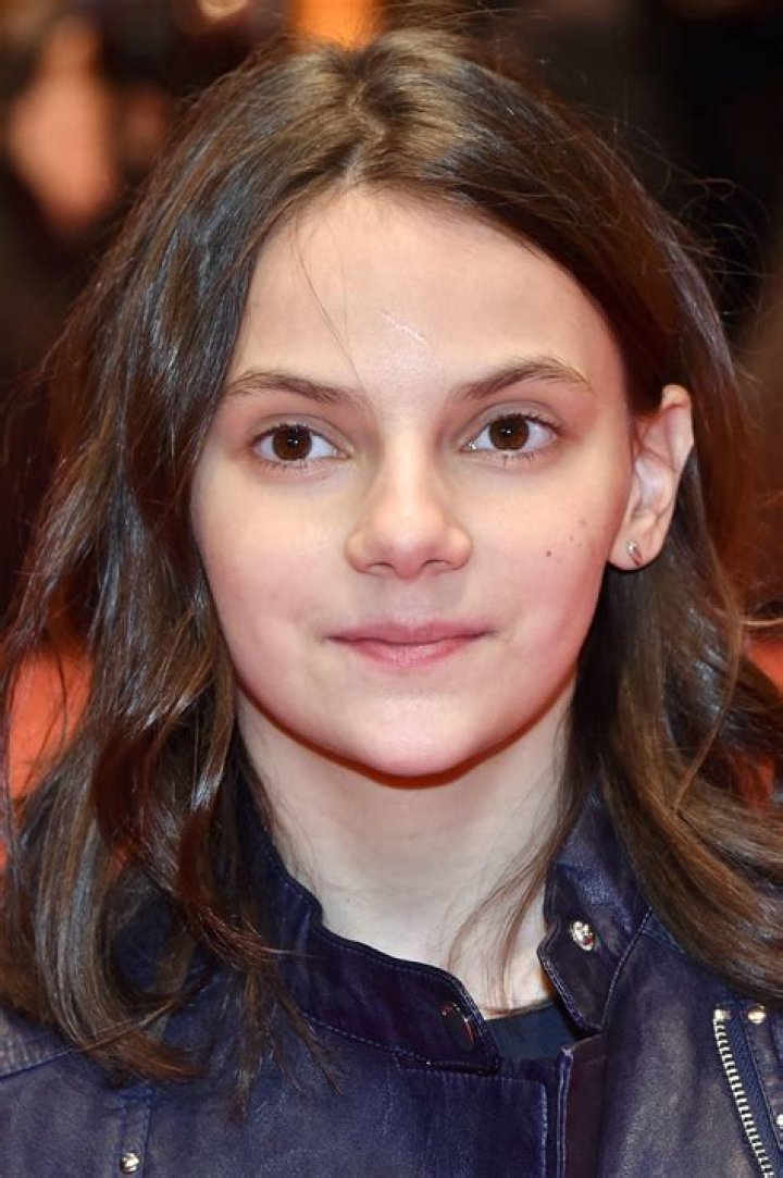 Dafne KEEN Biography and movies