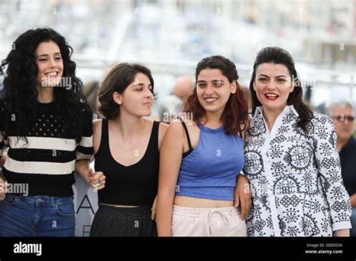 French-Lebanese actresses Nathalie and Manal Issa play Yusra and her sister Sarah French-Lebanese actresses Nathalie and Manal Issa play Yusra and her sister Sarah