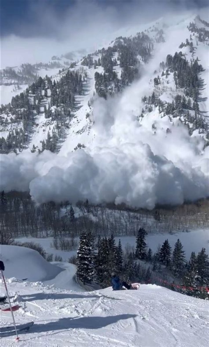 Huge avalanche cloud stuns skiers, Utah resorts receive record snow season