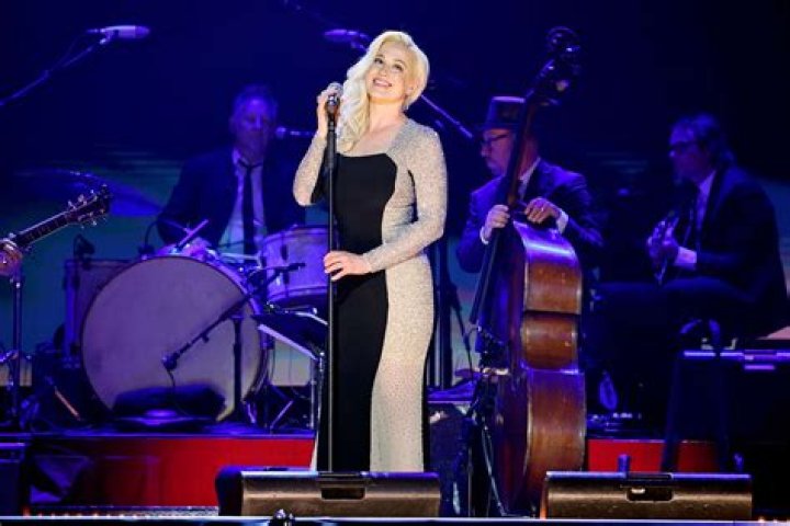 Is Kellie Pickler a member of the Grand Ole Opry?
