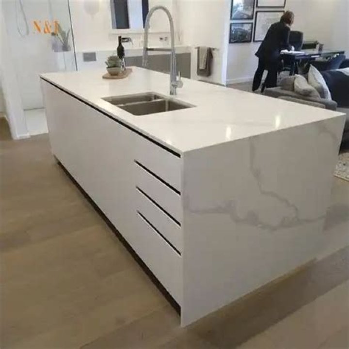 Kitchen with white lacquered cabinetry