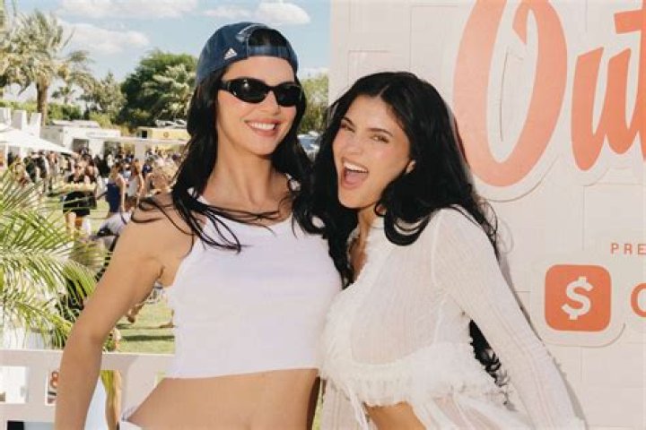 Kylie Jenner Calls Out ''Disrespectful'' Paparazzi