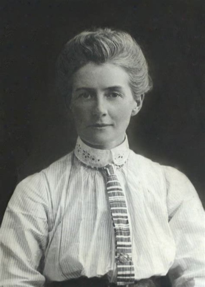images/histmed/wwi/cavell_dogs.jpg Nurse Edith Cavell
