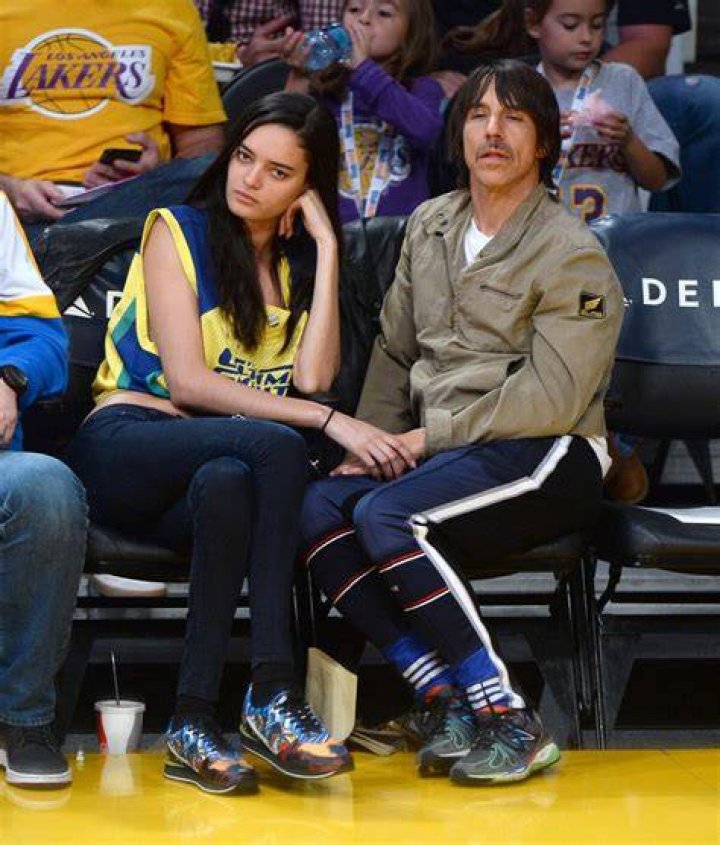 Photo Anthony Kiedis et sa compagne lors du match de basket entre les