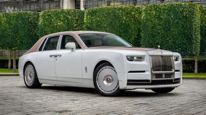 Rolls Royce cars/lady showed off wealth. Rolls Royce cars/lady showed off wealth.