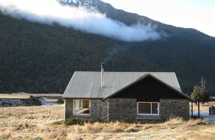 Siberia Hut, Mount Aspiring. Photo / Francisco Siller