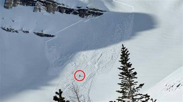 Skiers were caught up in a huge avalanche cloud at the Sundance ski area. Photo / Twitter; Thomas Farley