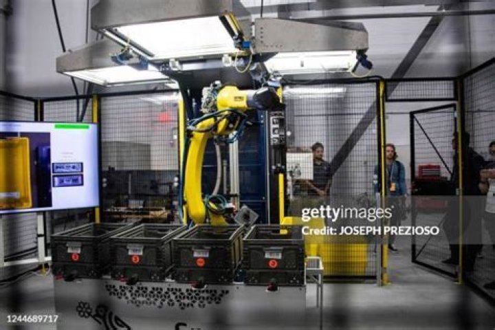 The sparrow robot is able to pick up unpackaged items to sort them at Amazon's BOS27 Robotics Innovation Hub in Westborough, Massachusetts on November 10, 2022 The sparrow robot is able to pick up unpackaged items to sort them at Amazon's BOS27 Robotics Innovation Hub in Westborough, Massachusetts on November 10, 2022