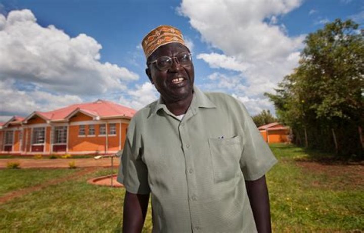 The story behind President Obama's half-brother Malik, whom Trump invited to today's debate