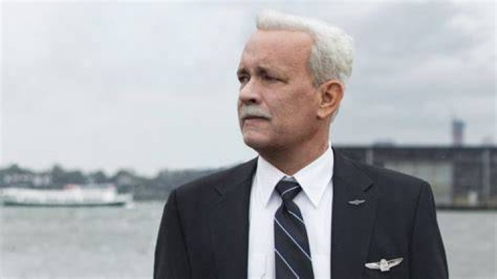 Tom Hanks as Sully and Aaron Eckhart as Jeff Skiles in the film Sully.