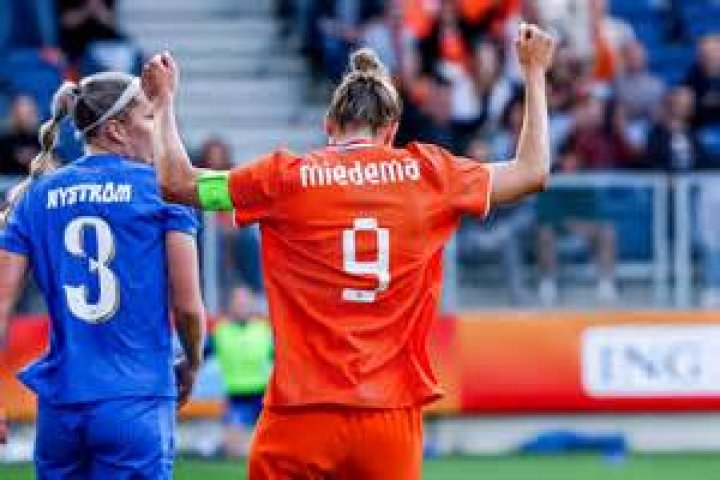 Vivianne Miedema's salary. How much does the Arsenal star earn?