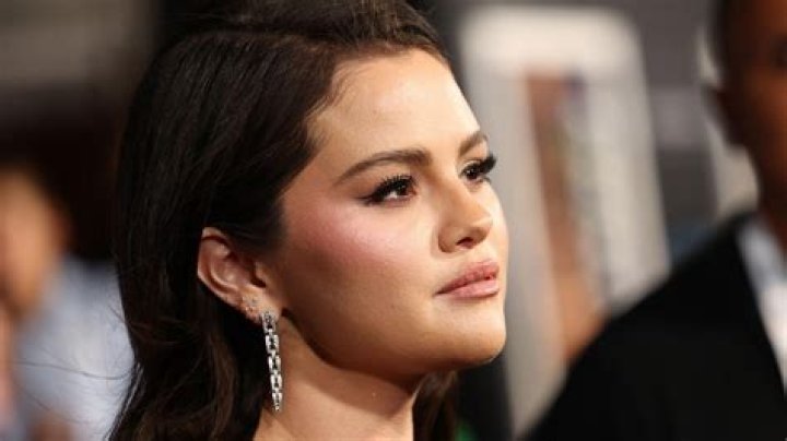 Watch Selena Gomez Debut New Helix Piercing During Friends' Night Out