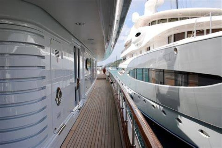 Who owns the most luxurious house in the world?