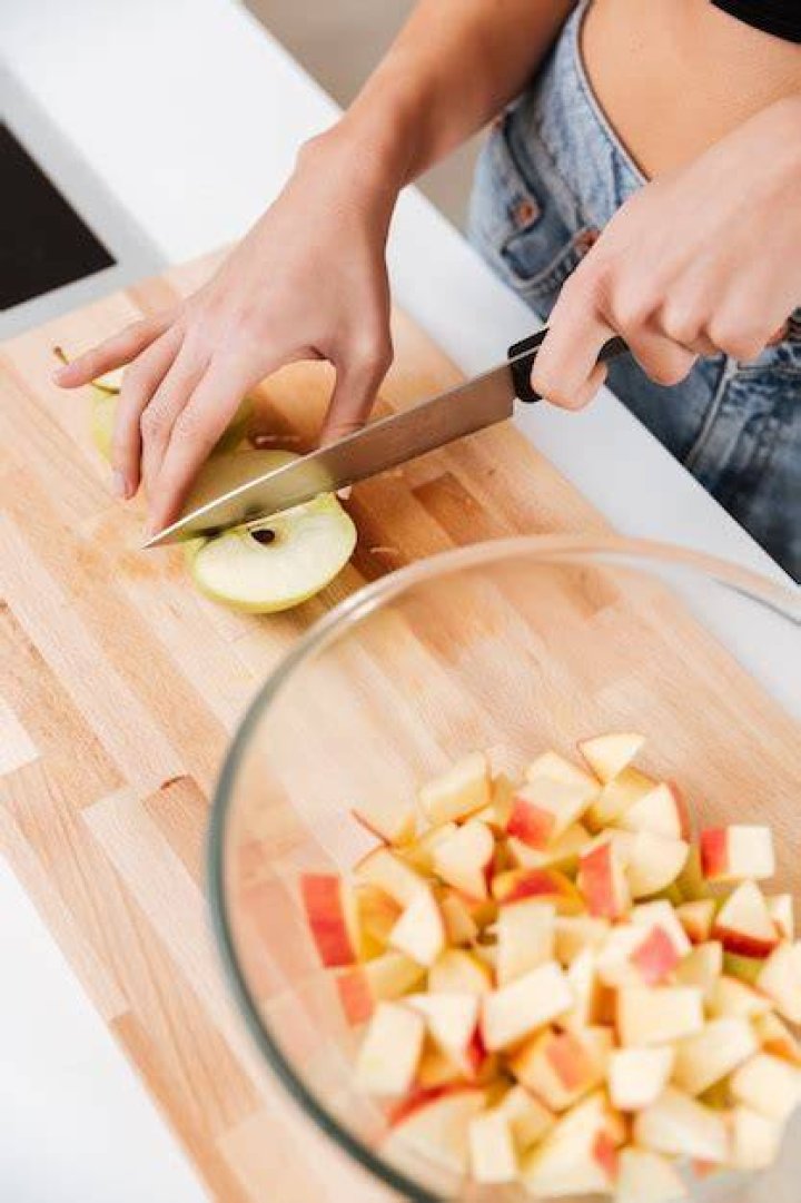 woman cutting apples